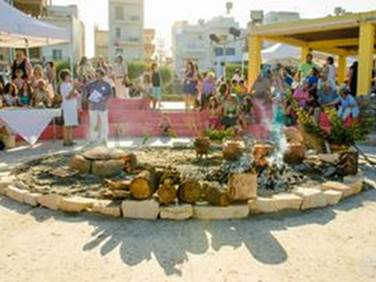 A group of people at an outdoor event

Description automatically generated with low confidence